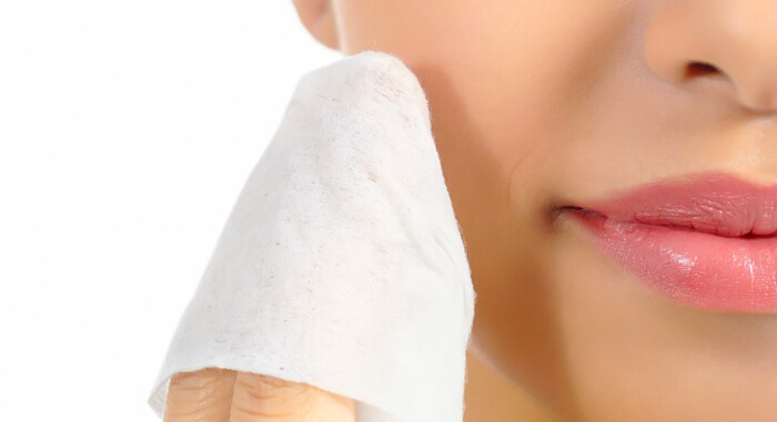 پاک کردن آرایش با دستمال یا حوله تمیز