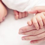 آرایش در دوران شیردهی به نوزاد؛ موارد منع مصرف و عناصر مفید